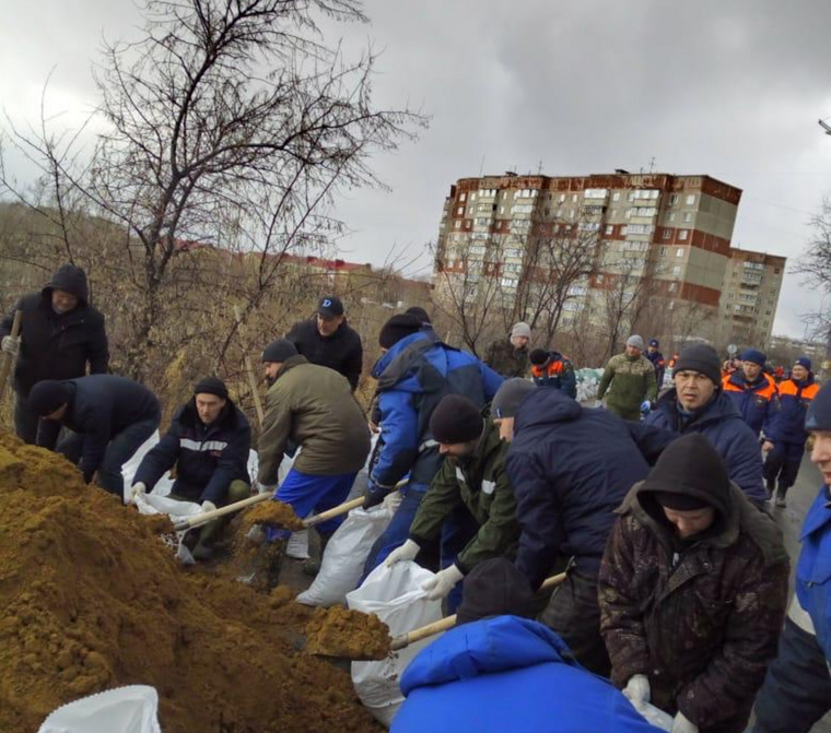 Сотрудники завода КЗКТ одними из первых вышли на защиту дамбы