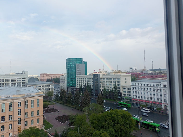 Над городом видна радуга