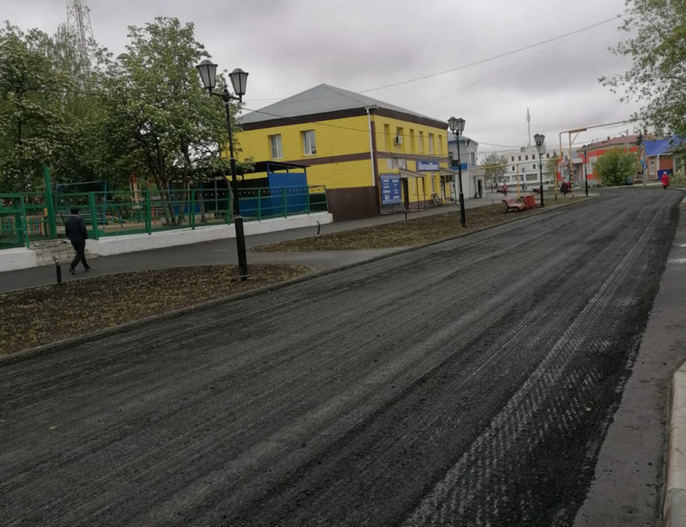 Спустя полгода новую улицу оставили без асфальта из-за дефектов, которые устраняет подрядчик