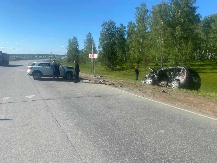 Водитель Renault погиб, а женщину-водителя и пассажиров из Mercedes спасли подушки безопасности