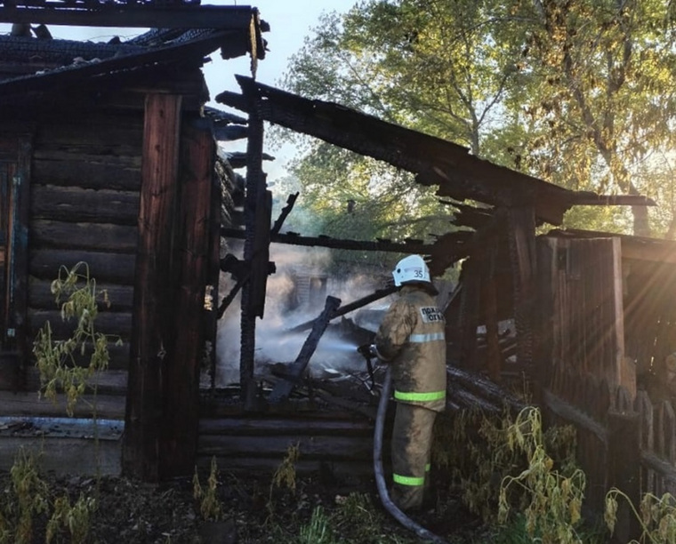 В курганском селе Башкирское загорелся дом