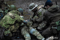 Военно-тактическая подготовка гражданского населения на полигоне. Пермь, тренировка, эвакуация, противостояние, раненый, военные, солдаты, лес, убитый, ранение, война, оказание помощи, бинт, помощь, подготовка, конфликт, тайга, зеленка, бинты, весна, перевязка, мобилизация, сво, оказание первой помощи