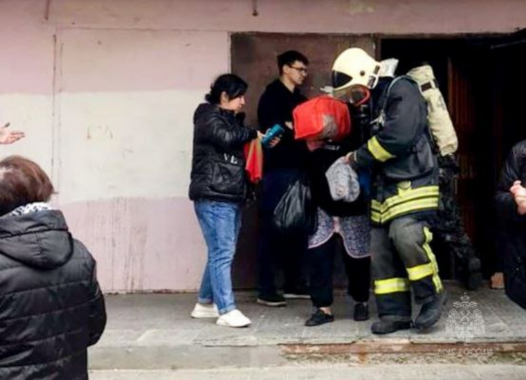 Тюменские пожарные эвакуировали людей из горящего дома