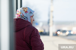 Обзорная по городу. Пермь , пенсионер, зима, бабушка, общественная остановка