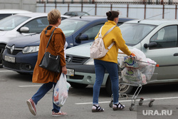Покупатели в ТЦ. Курган, торговый центр, покупатели, корзина с продуктами, магазин, супермаркет, парковка, продукты питания