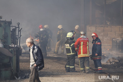 Пожар на складах. Екатеринбург, мчс, дым, локализация пожара, пожарные в касках