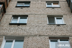 Жилой дом по адресу Володарского 54. Курган, жилой дом, стена, окна, фасад здания аварийный, трещины в стене, ветхое жилье, улица володарского54