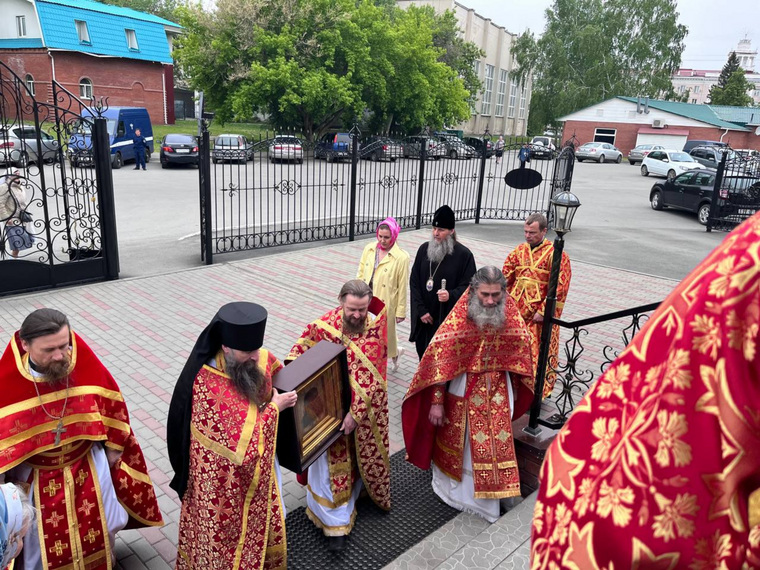Икону привезли в Александро-Невский собор
