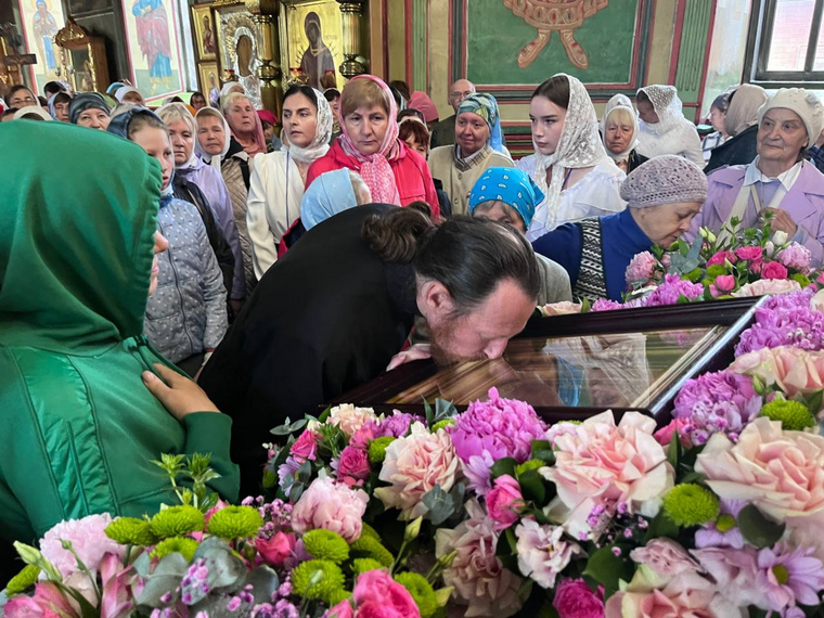 Увидеть святыню пришли десятки жителей Кургана