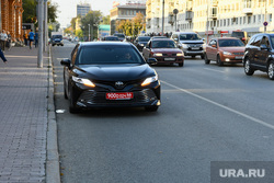 Автомобиль с дипломатическими номерами на полосе общественного транспорта. Екатеринбург, машина, toyota, выделенная полоса, автомобиль, камри, нарушение пдд, улица, карла либкнехта 5, дипломатические номера, красные, тоета, правил