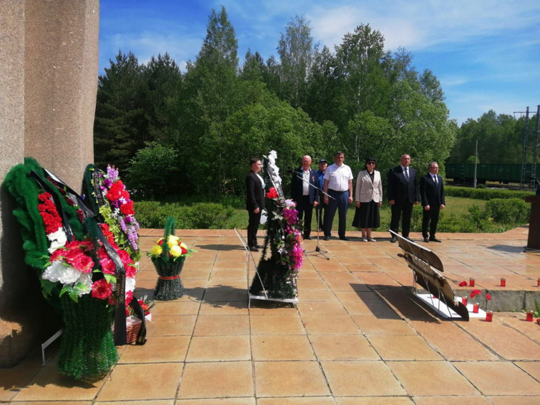 Митинг завершился памятной речью и возложением цветов