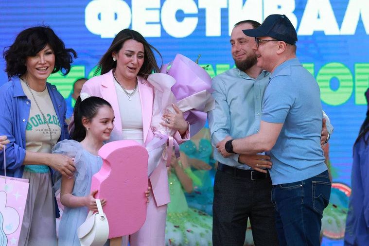 Семья Афанасьевых, ожидающая пополнения — папа Дмитрий, мама Самира, дочь Виктория, стали героями праздника