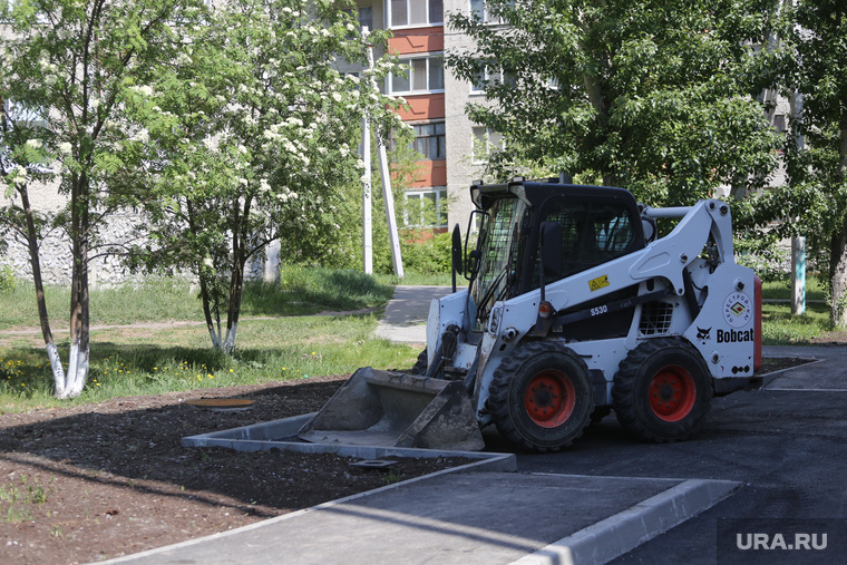 В июне 2024 года планируется закончить благоустройство двора на Московском тракте в рамках программы "Комфортная городская среда". Помимо спортивной и детской площадки здесь организовали парковочные места.