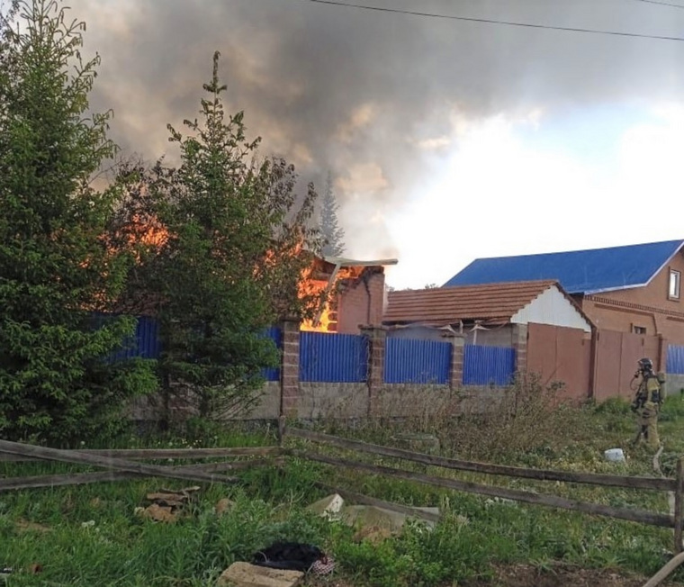 Ожоги получили двое детей и три мужчины, еще один - погиб под завалами 