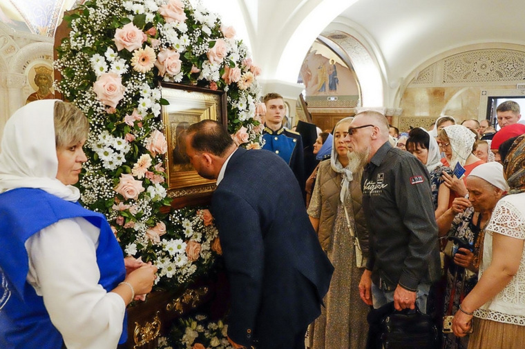 Депутат заксобрания Клеутин приложился к иконе Казанской Богоматери 