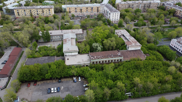 Проданный объект находится в Орджоникидзевском районе Магнитогорска внутри жилой застройки с доступом ко всем необходимым объектам социальной и коммерческой инфраструктуры