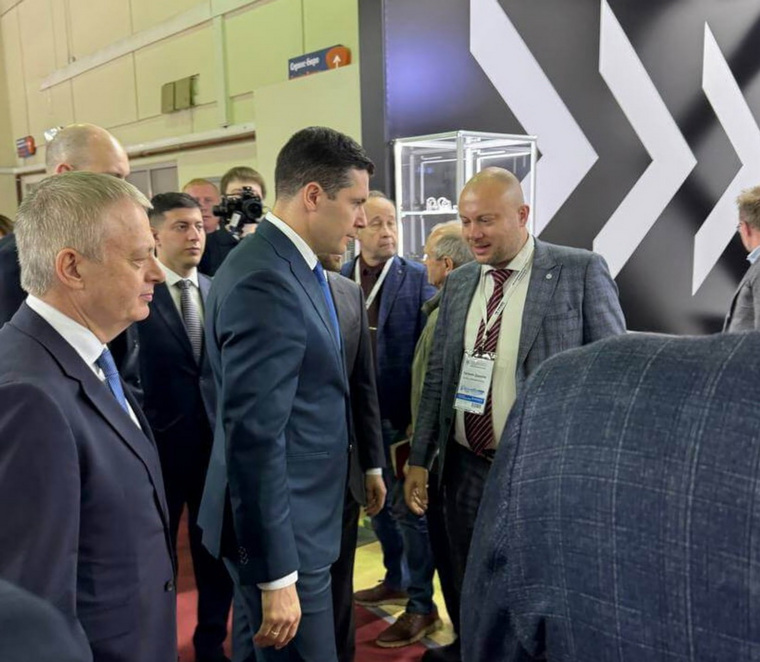 Антон Алиханов познакомился с магнитогорским двигателем для станкостроения 