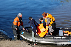 Дачники Нижневартовска вынуждены добираться на лодках до своих участков