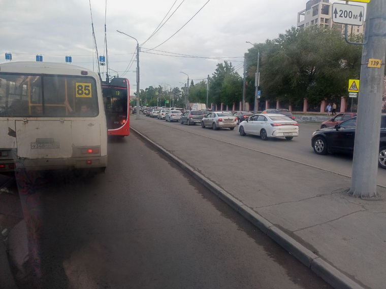 Пробка также продолжается вблизи Комсомольской площади 