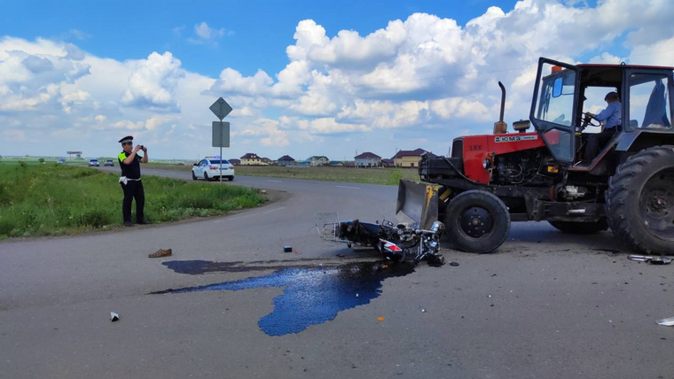 Водитель экскаватора поворачивал налево и не предоставил преимущество мотоциклу