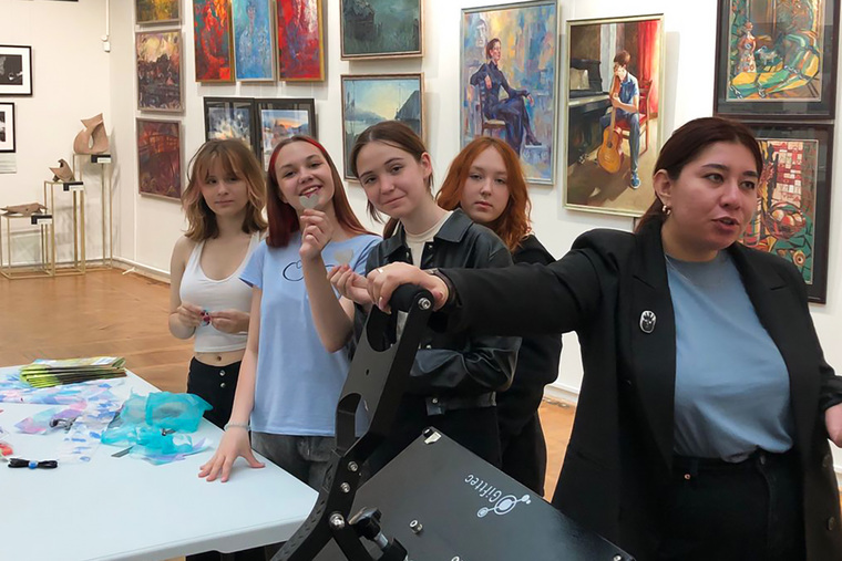 Создать экосувениры и коллекцию одежды участникам удалось с помощью специального термопресса