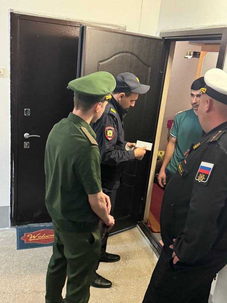 Иностранных граждан проверили по базам