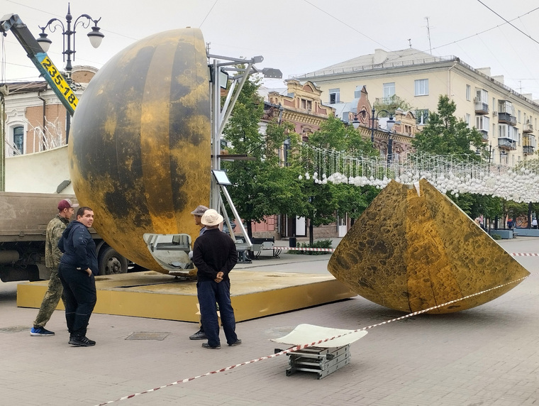 Рабочие увезли расколовшуюся Луну в неизвестном направлении