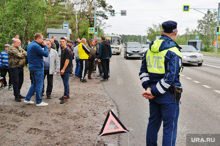 Сотрудники ДПС контролировали обстановку на дороге, чтобы не возникло аварийных ситуаций
