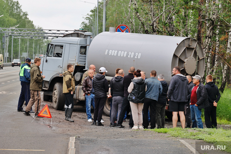 Водители устроили акцию протеста, чтобы встретиться с чиновниками. Однако к ним никто не пришел