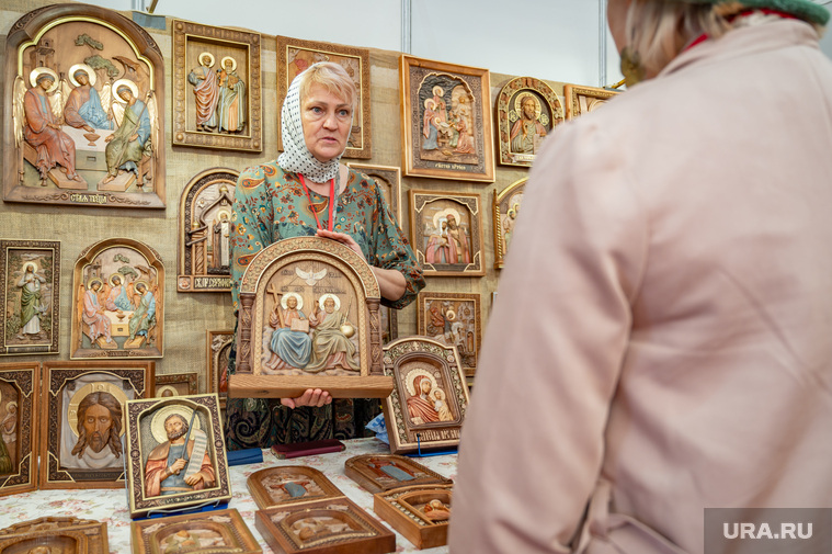 Посетителям выставки предлагаются различные товары и сувениры, изгтовленные местными умельцами