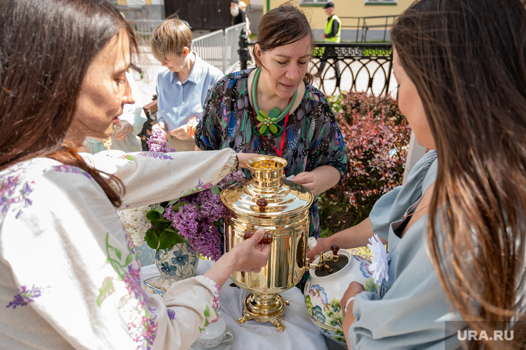 Пермяки и гости города отведали свежезаваренного чая из настоящего русского самовара