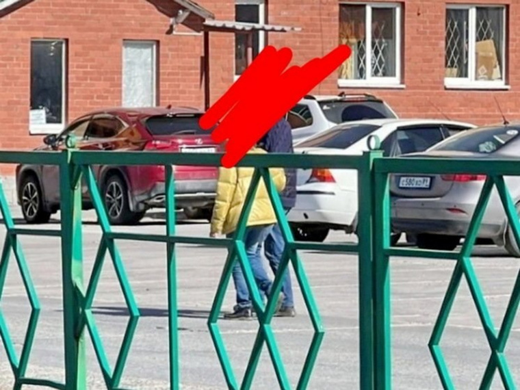 Мужчина с женщиной идут по улице