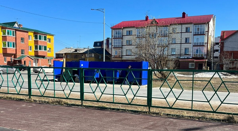 Мужчина и женщина по мнению автора уединились для оральных утех