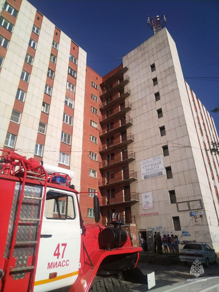 Три десятка жильцов успели покинуть горящее здание