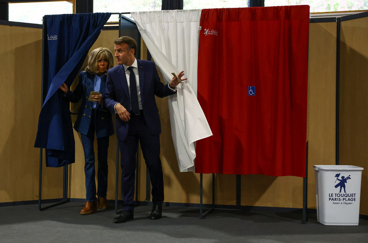 Эммануэль Макрон распустил парламент 