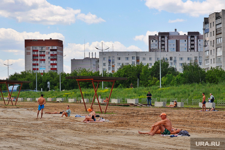 Деревянные дорожки, которые были придавлены бетонными блоками, устояли