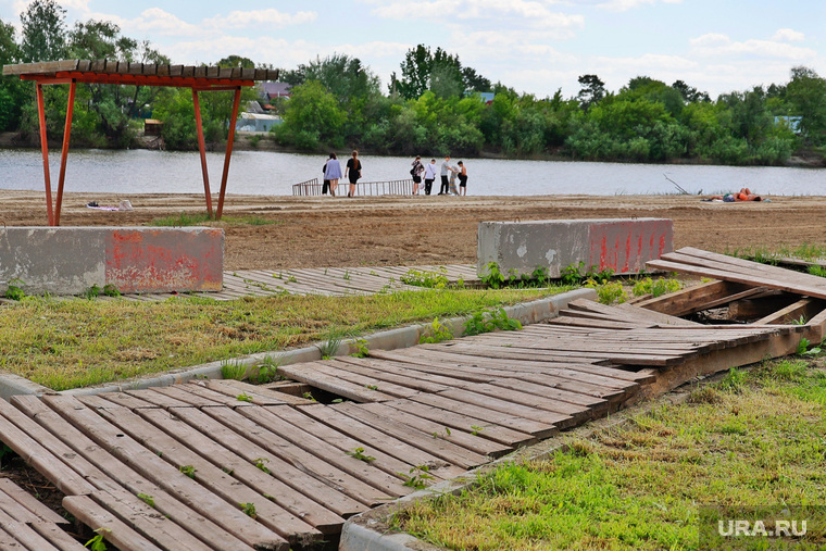 Пляжная дорожка вся искорежена после пребывания в воде Тобола