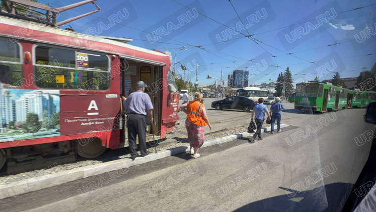 Автомобили объезжают аварийный участок