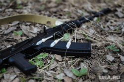 Военно-тактическая подготовка гражданского населения на полигоне. Пермь, тренировка, автомат калашникова, противостояние, лес, оружие, вооружение, война, лекарства, капсулы, подготовка, ак, конфликт, тайга, зеленка, весна, мобилизация, сво, ак 74, промедол, обезболивающие, уколы