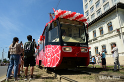 Демонстрация раритетных трамваев в день города. Пермь, праздник, шары, шарики, трамваи, лето, общественный транспорт, трамвай, солнечная погода