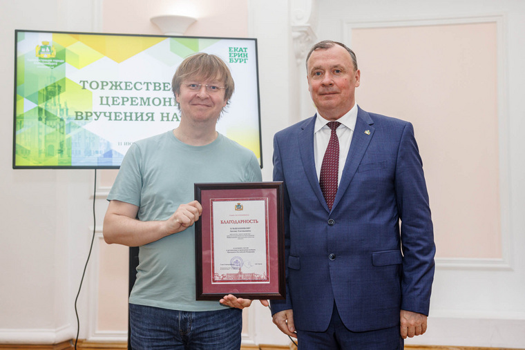 Алексей Орлов наградил Антона Ольшанникова