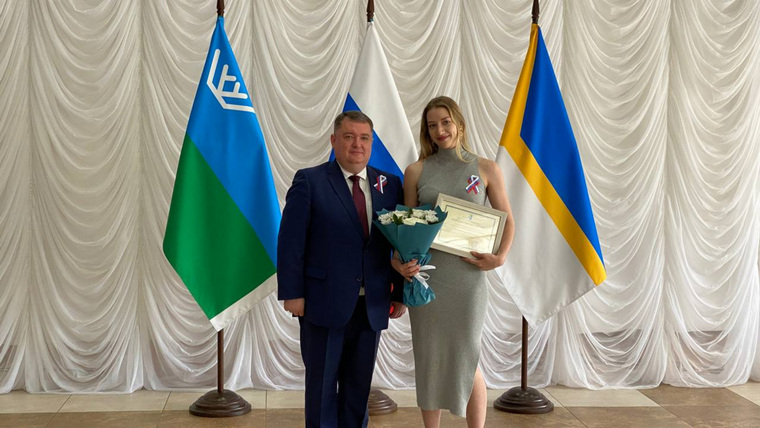 Дмитрий Кощенко вручил награду Кристине Радионовой