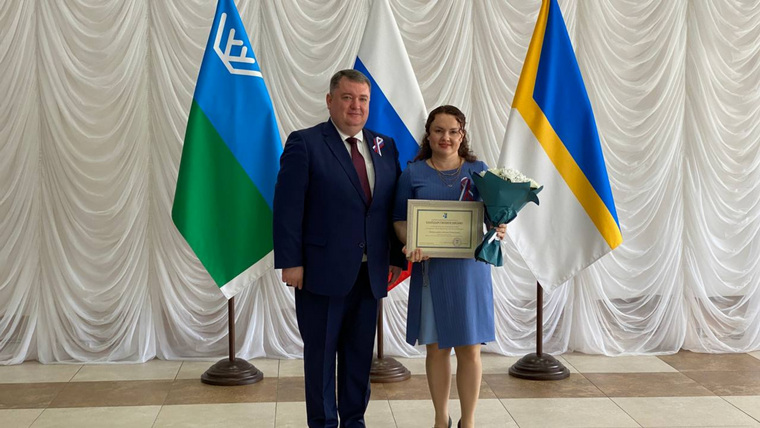 Светлана Овчинникова получила благодарственное письмо из рук мэра