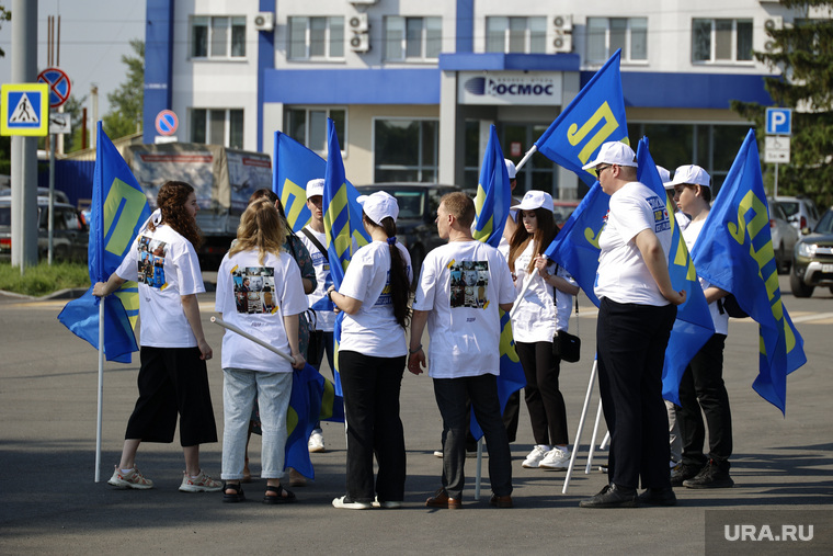 Возле аэропорта Слуцкого встречали представители молодежного актива партии
