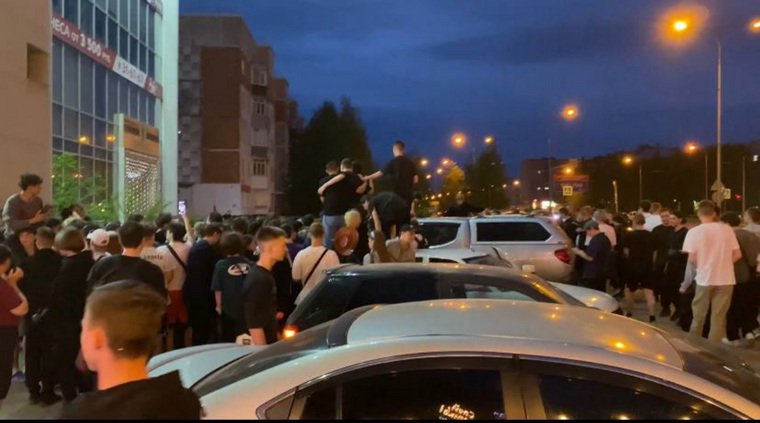 Фанаты стримера Максима Павлова столпились у ресторана, чтобы встретиться с кумиром