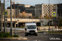 Доставка пациентов скорой помощью в ГКБ №40 «Коммунарка» во время пандемии SARS-CoV-2. Москва, защитный костюм, врач, фельдшер, медики, коронавирус, covid, ковид, противочумной костюм, коммунарка, южное бутово, карантинный центр, скорая помощь