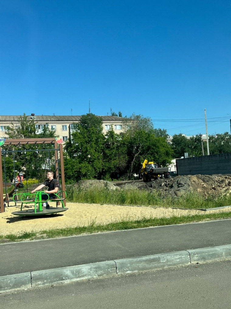 Также они пожаловались на то, что детям из многоквартирного дома с детским садом на первом и втором этажах при этом негде играть, детская площадка слишком мала
