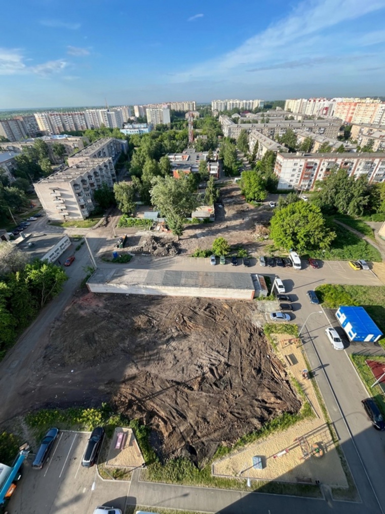 Жители Копейска Челябинской области усомнились в законности платной парковки, возводимой у них во дворе