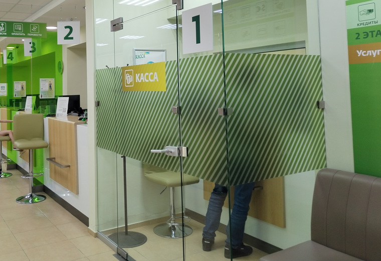 В югорских банках не оказалось очередей к кассам обмена валют