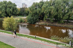 Пятно на реке Исеть возле полпредства по УрФО. Екатеринбург , набережная, исеть, река кама